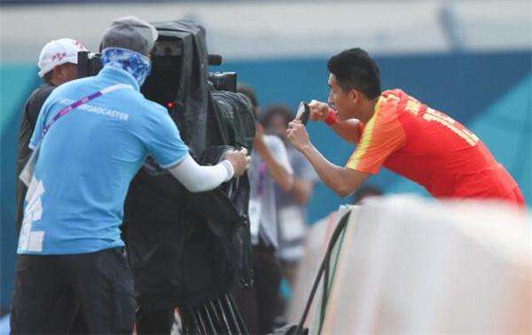 国足张源张玉宁,张玉宁国安腹肌