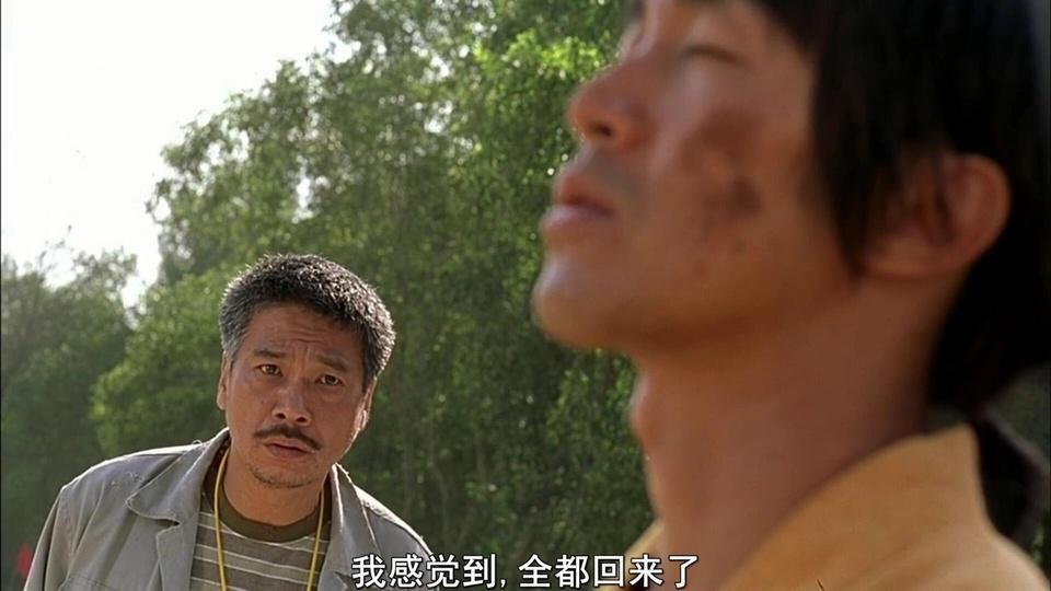 少林足球周星驰隔着玻璃看足球,看周星驰少林足球