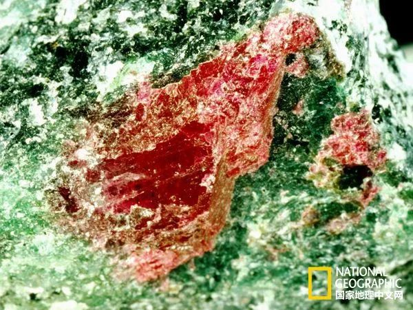 目前地球有没有比钻石还珍贵 (地球大量钻石)