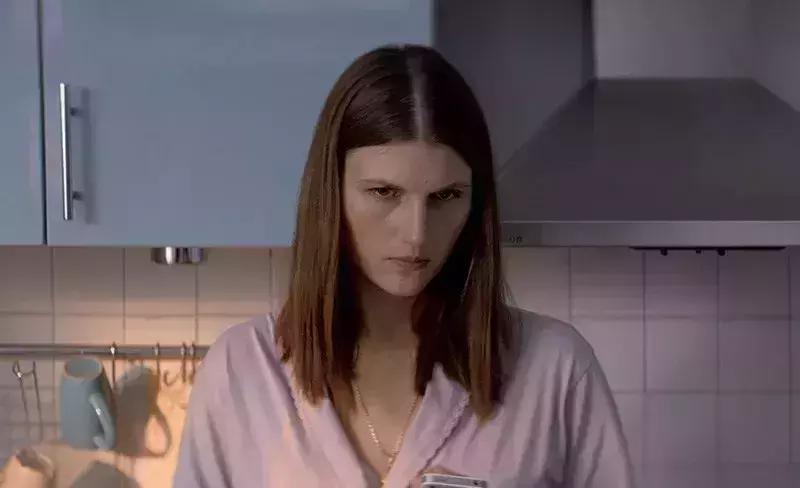 一部俄罗斯电影《无爱可诉》，妈妈，你花2块钱买一个避孕套吧！