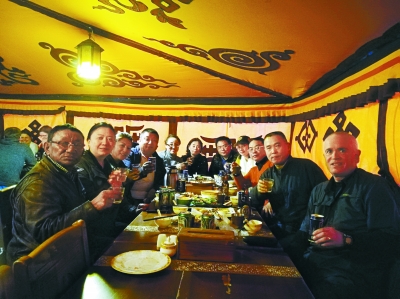 文苑：一个美国人在*藏西**