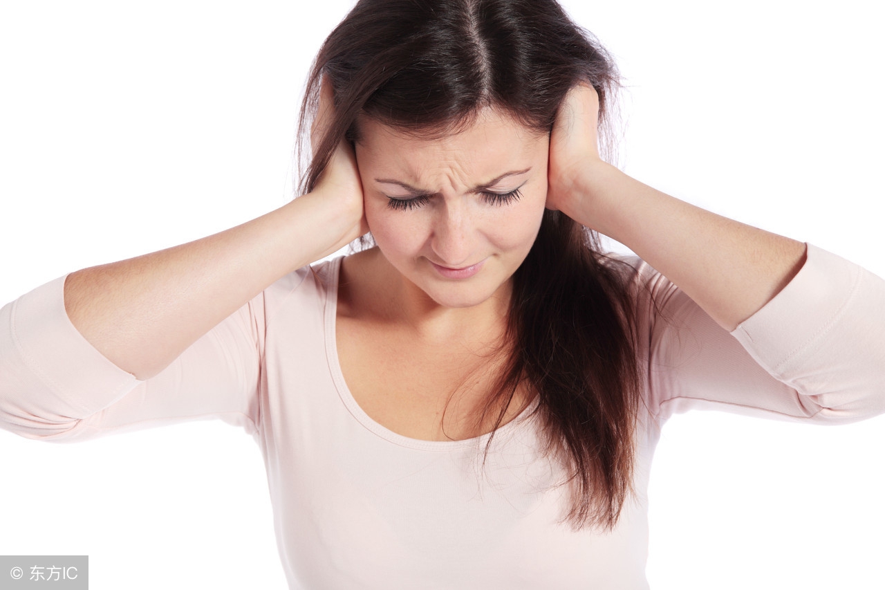 女子一进办公室耳朵就疼！医生指出“罪魁祸首”