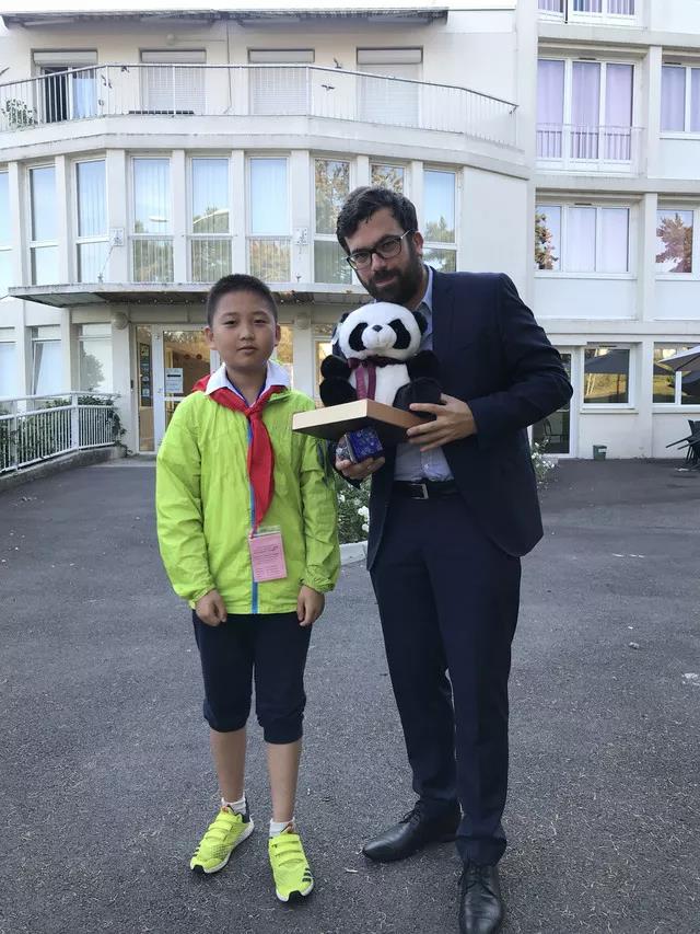 红遍整个欧坦市的草小西区学子，了解一下