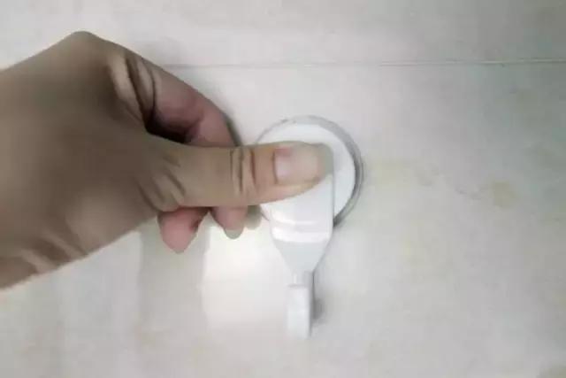家里吸盘挂钩老是掉怎么办,家里挂钩吸盘吸不住咋办