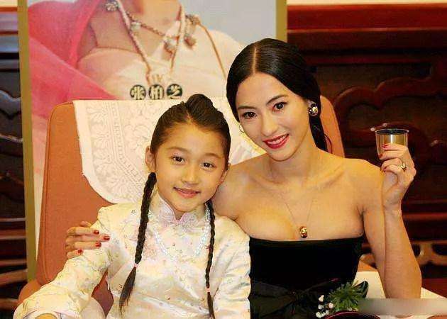 关晓彤足球穿搭,关晓彤穿百褶裙踢足球