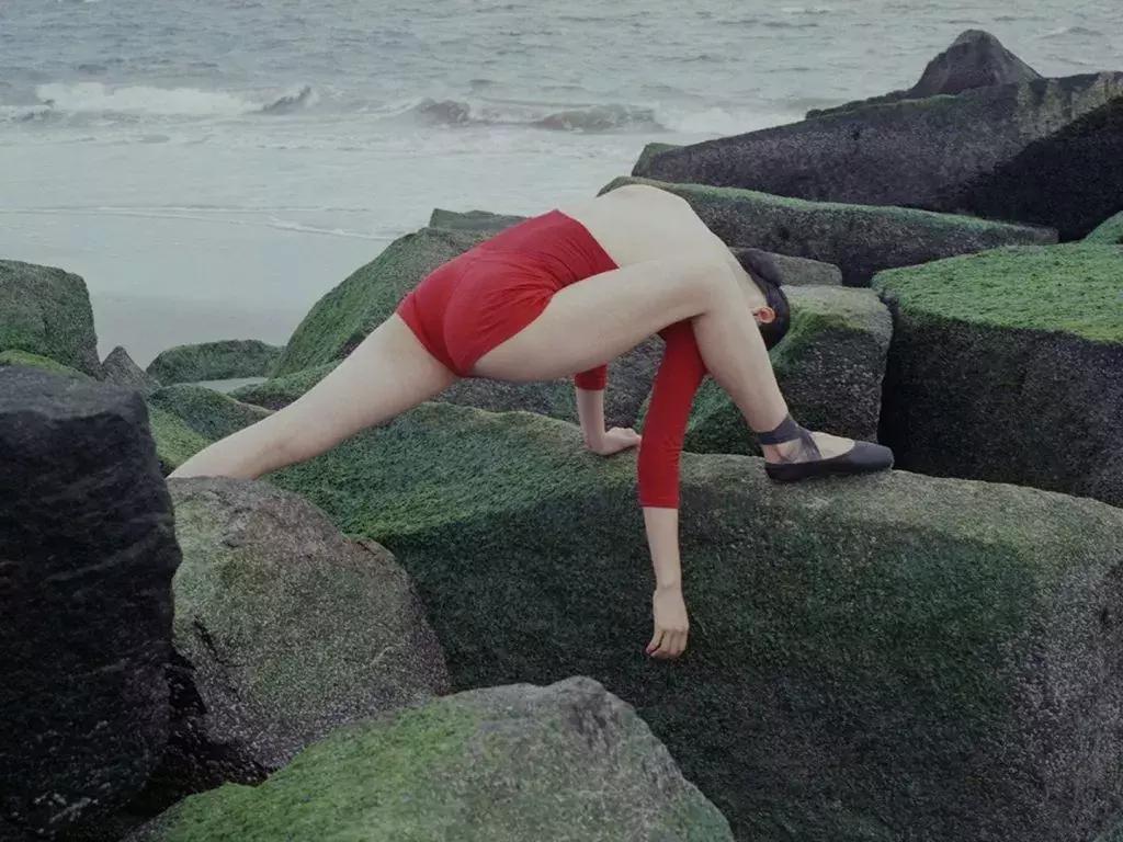 今秋来抹“红梨色”，巨显白巨好看！