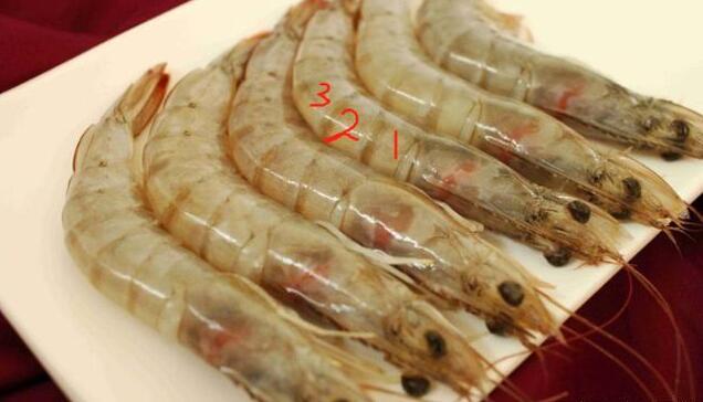 原来吃虾不用剥壳就能吃,吃虾怎么剥虾又快又干净