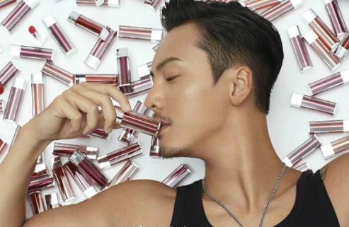 男星口红推广：王俊凯优雅，蔡徐坤魅惑，而他代言的卖到断货！