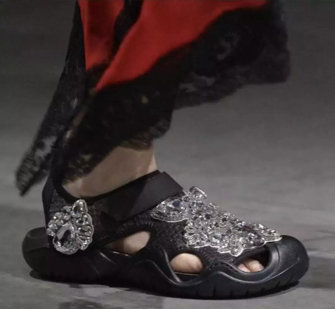 crocs洞洞鞋真得不闷脚吗,crocs洞洞鞋经典款一点不软