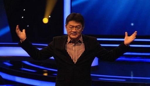 他曾是央视当红的一名主持人,他曾是央视主持人