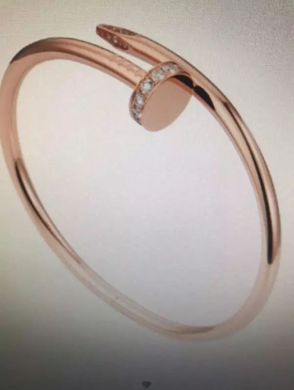 送前女友各种礼物求复合,男子求复合被拒持刀威胁前女友