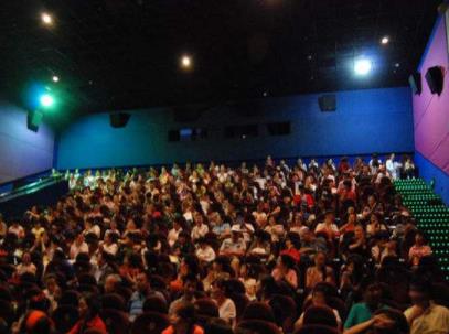 为什么电影院凳子好多都是红色的,为什么电影院椅子是红色的