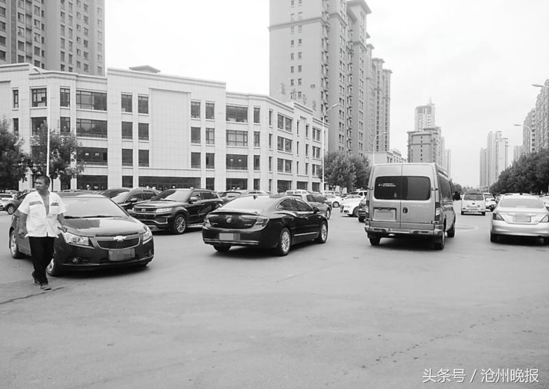 小区路口车辆乱停,小区门口乱停乱放交警怎么处理