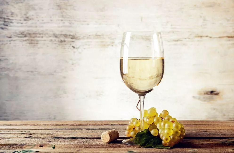 衣服去红酒渍的方法,红酒弄到白衣服上怎么洗小妙招