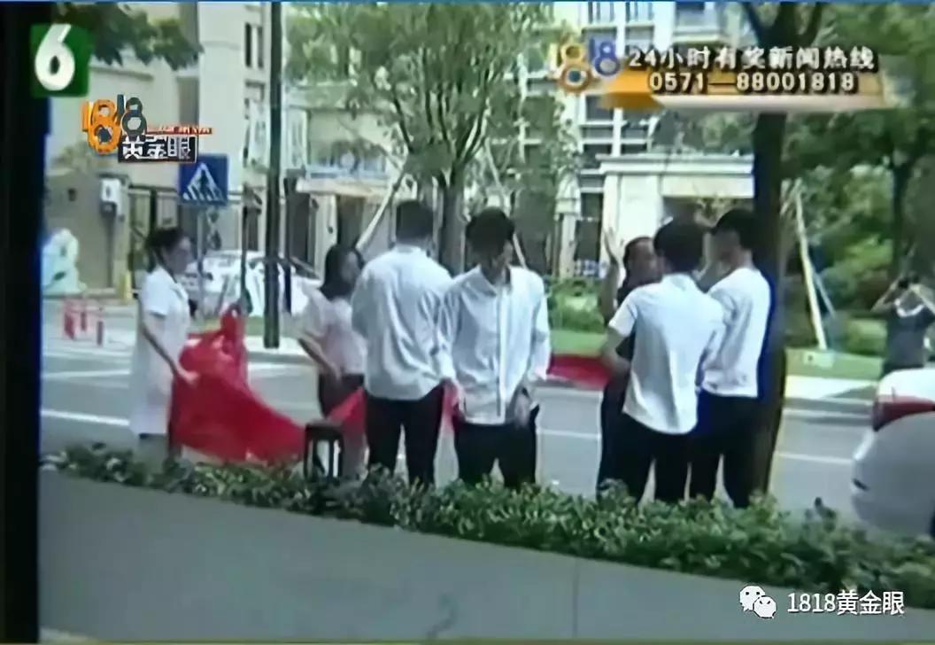 脸上有个小洞一直流脓,脸上有一个毛孔反复化脓结痂