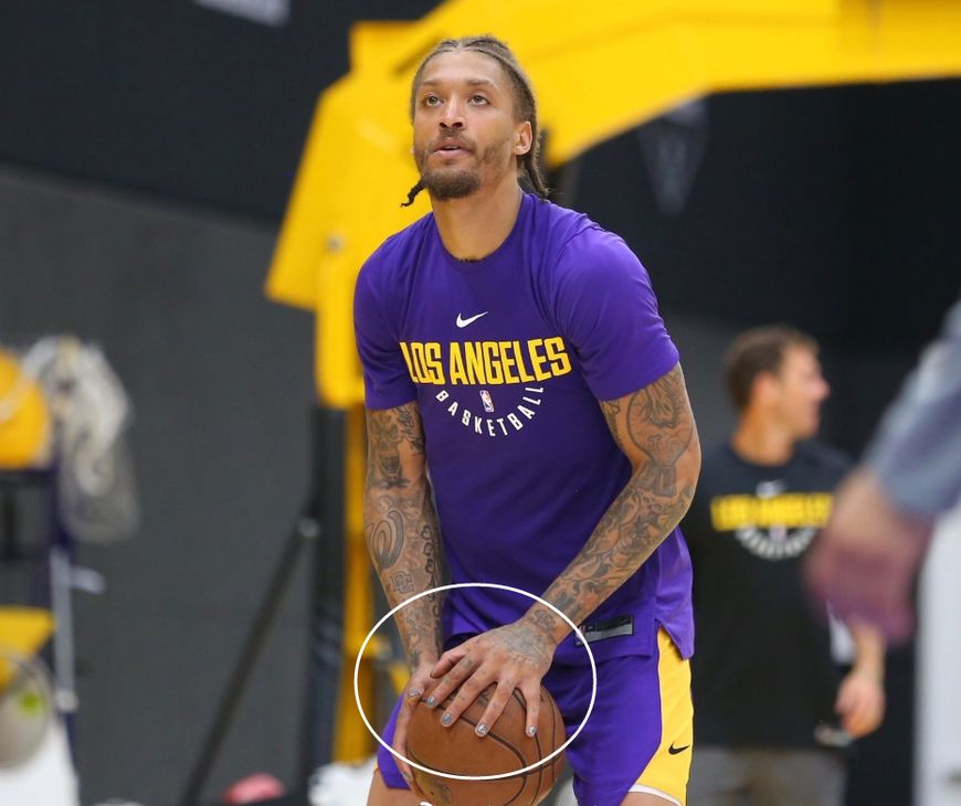 湖人队2米多高的壮汉涂着指甲油打球,网友:小心魔术师的儿子