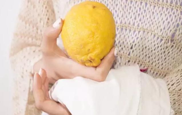 衣物的油渍可以用酒精除去吗,洗衣服白色血渍怎么洗掉