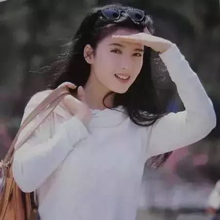 周慧敏20到51岁女神也老了,周慧敏51岁还是很年轻