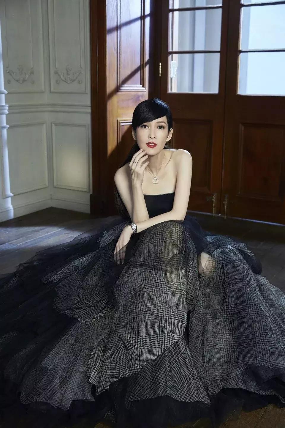 周慧敏20到51岁女神也老了,周慧敏51岁还是很年轻