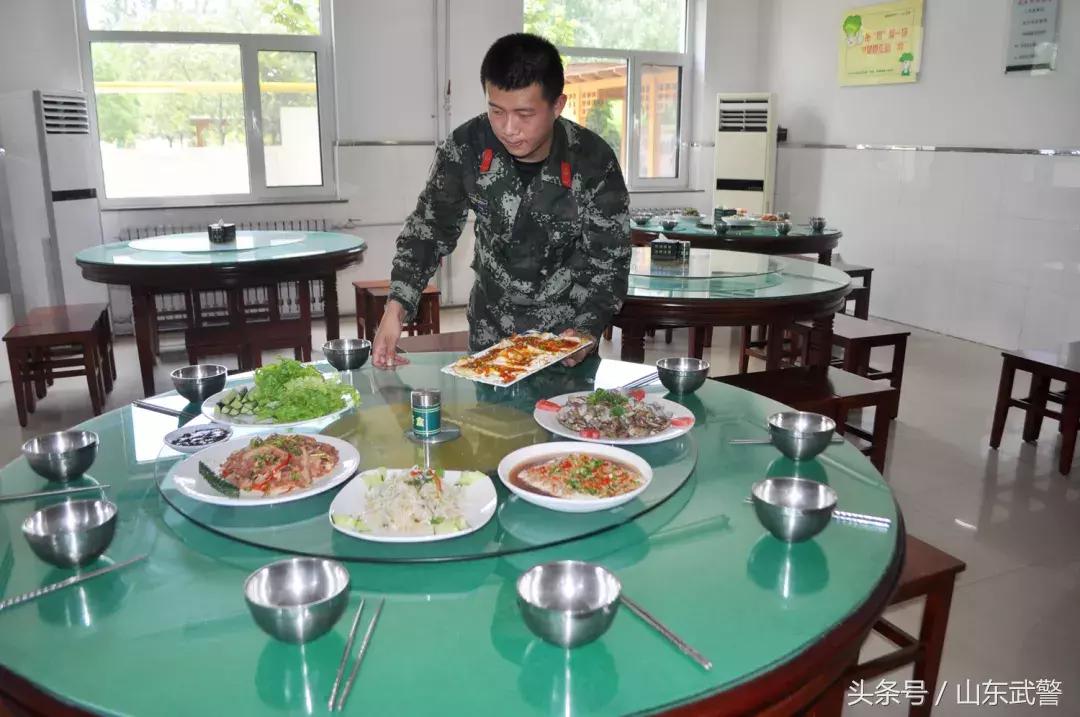 暴雨抢险救灾军人,暴雨来袭坚守岗位