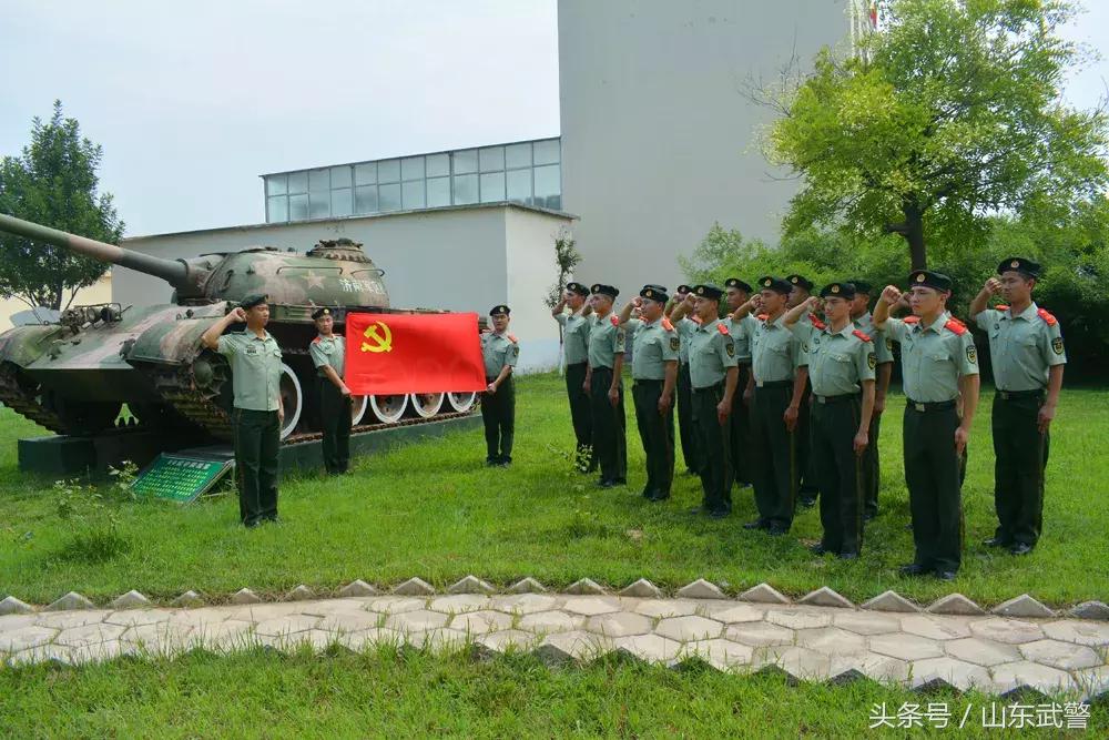 暴雨抢险救灾军人,暴雨来袭坚守岗位