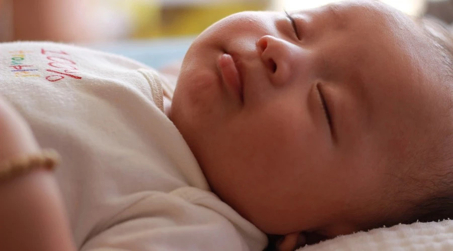 宝宝多大可以用塑料枕头,宝宝多大会使用正确的枕头