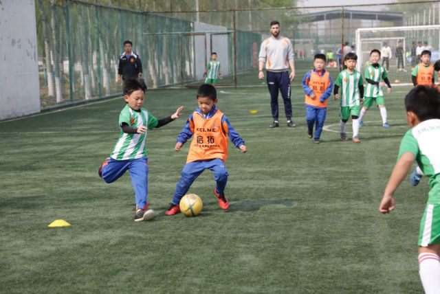 送小孩去学足球费钱吗,为什么要送自己孩子去学跆拳道