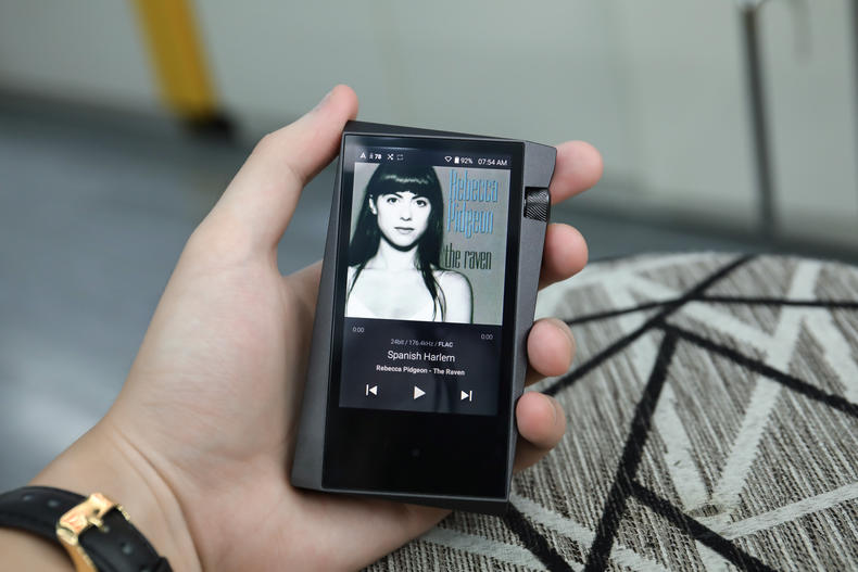 「小蟹寻声」“歪屏”设计颜值满分，艾利和中端旗舰SR15详测！