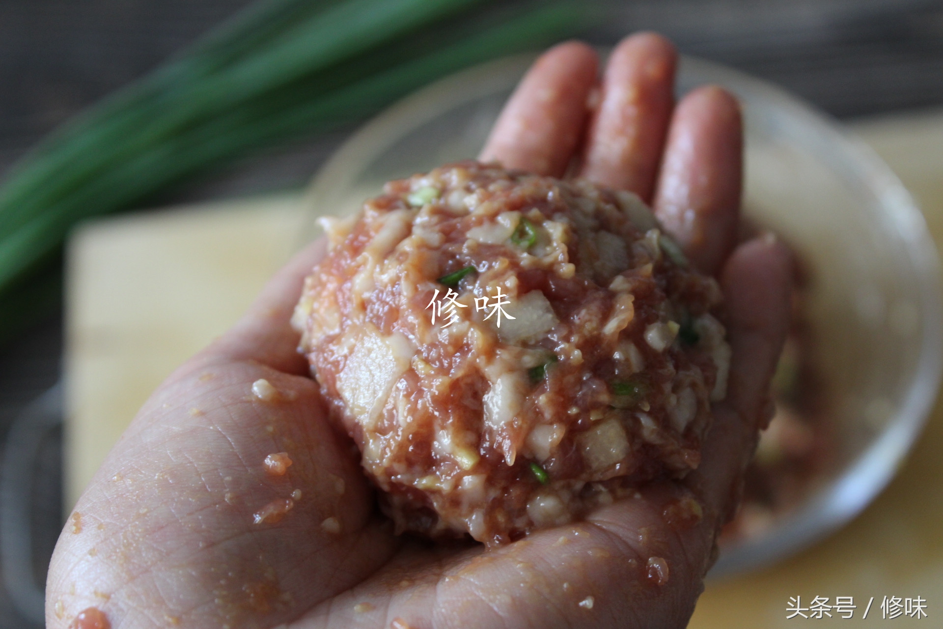 放马蹄的四喜丸子做法,四喜丸子放荸荠和馒头哪个好吃