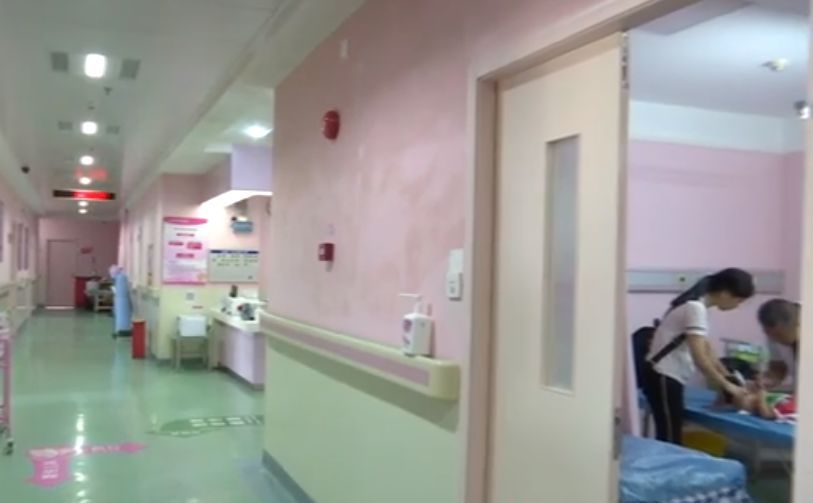 宝宝从小脚上就长黑痣是怎么回事,小孩脚后跟长了颗黑痣越来越大