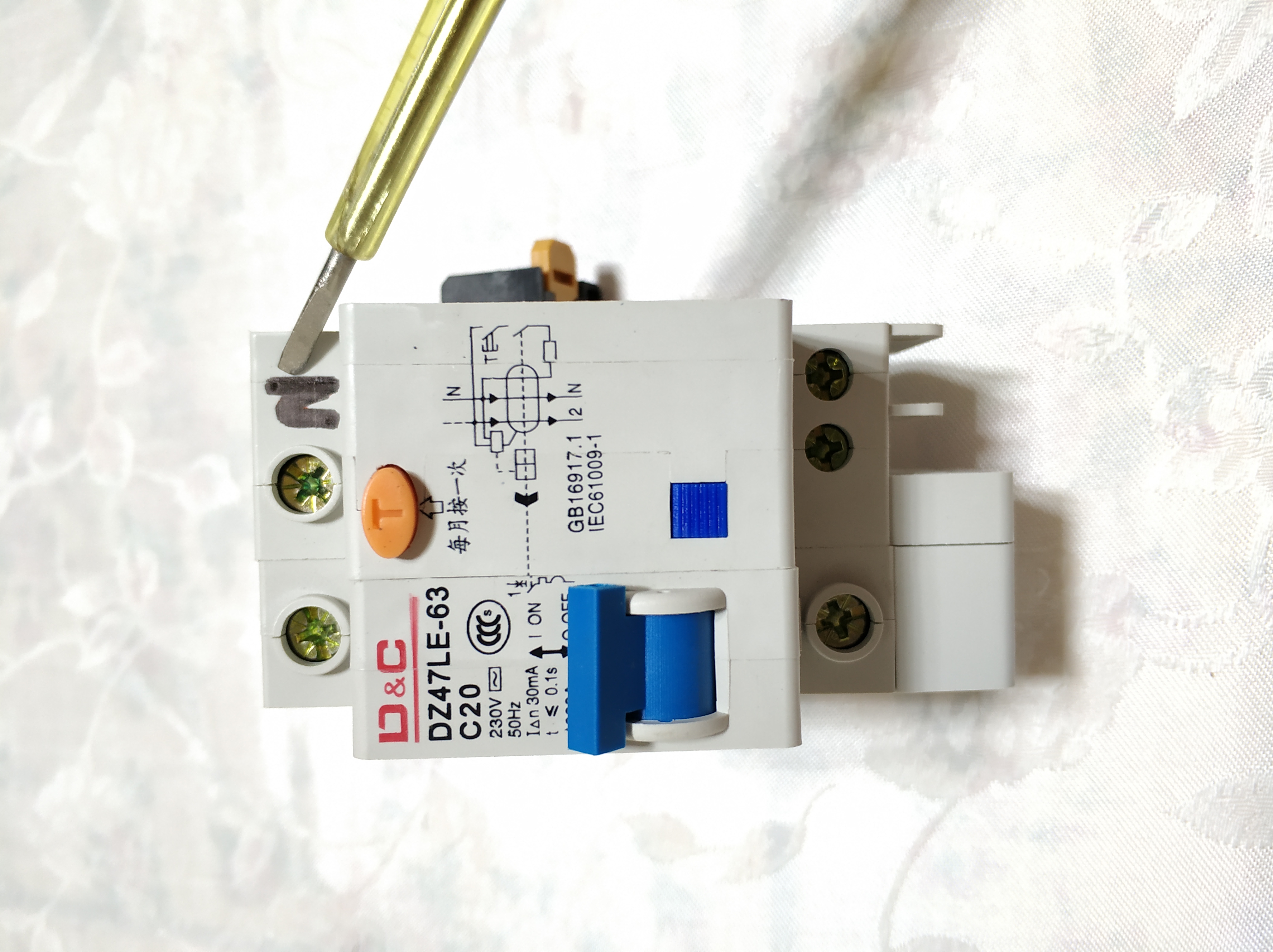 空气开关跟漏电保护器,漏电保护器和空气开关的正确接法