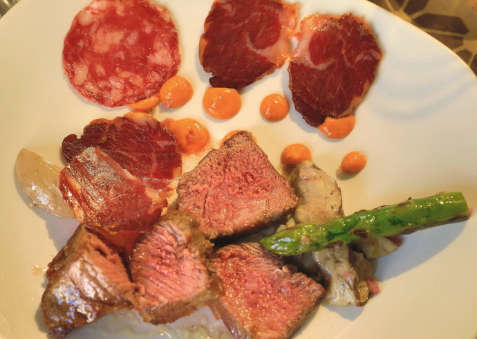 西班牙火腿，贵则几百欧元一公斤，贱则几欧元一份，为什么？