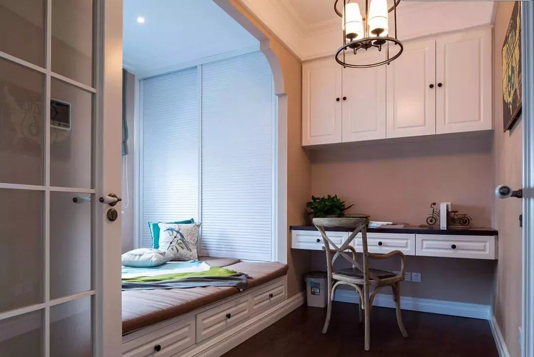 书房有个榻榻米和书柜设计,书房榻榻米的设计底下可以储物