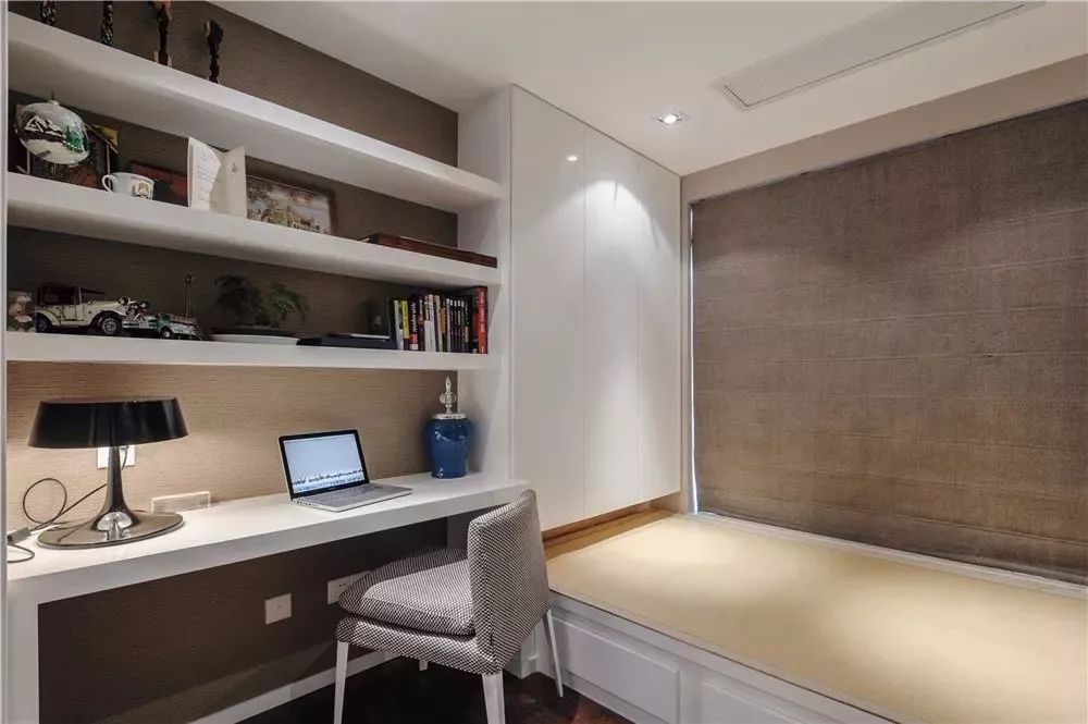 书房有个榻榻米和书柜设计,书房榻榻米的设计底下可以储物