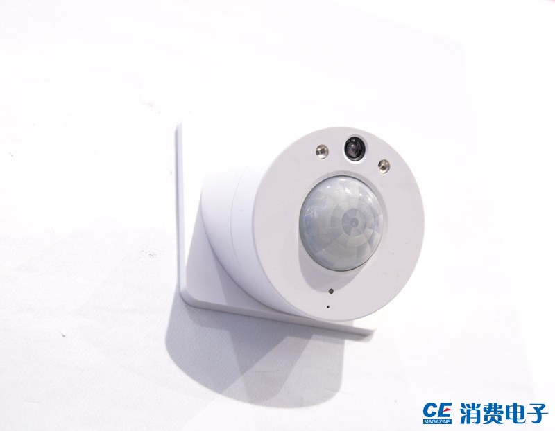 大牌云集！微软全息眼镜、索尼/爱普生智能手表，机器人都来了~