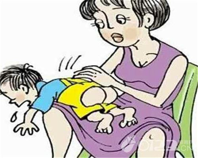 婴儿呛奶错误操作,育儿知识大全小孩吐奶怎么解决