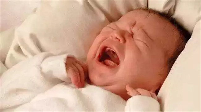 婴儿呛奶错误操作,育儿知识大全小孩吐奶怎么解决