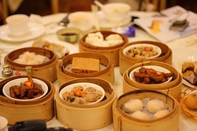 正宗*袜丝**奶茶，免税的包包，维港的夜景……下月起和你只有8个小时动车的距离！