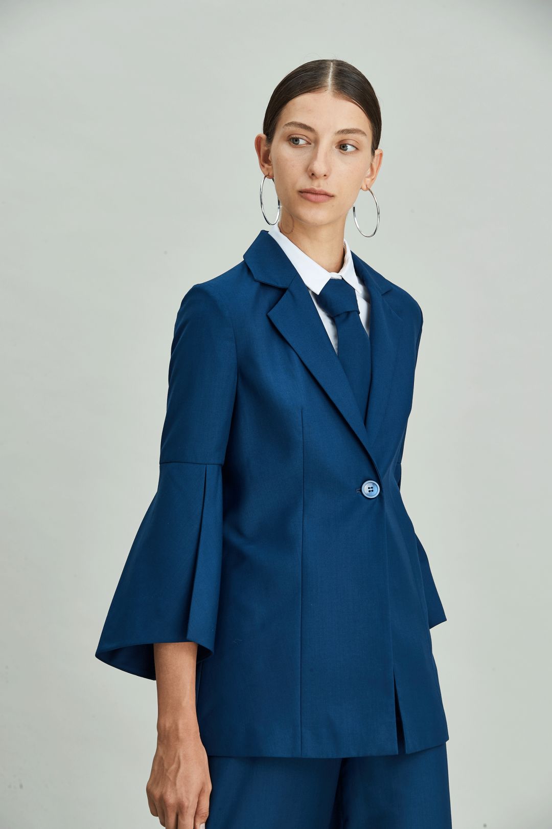 会穿西装的女人帅爆了,穿西装的女人又酷又飒气场全开