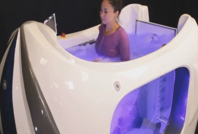 在水中跑步是种什么体验，日本发明水下跑步机，你会买吗？