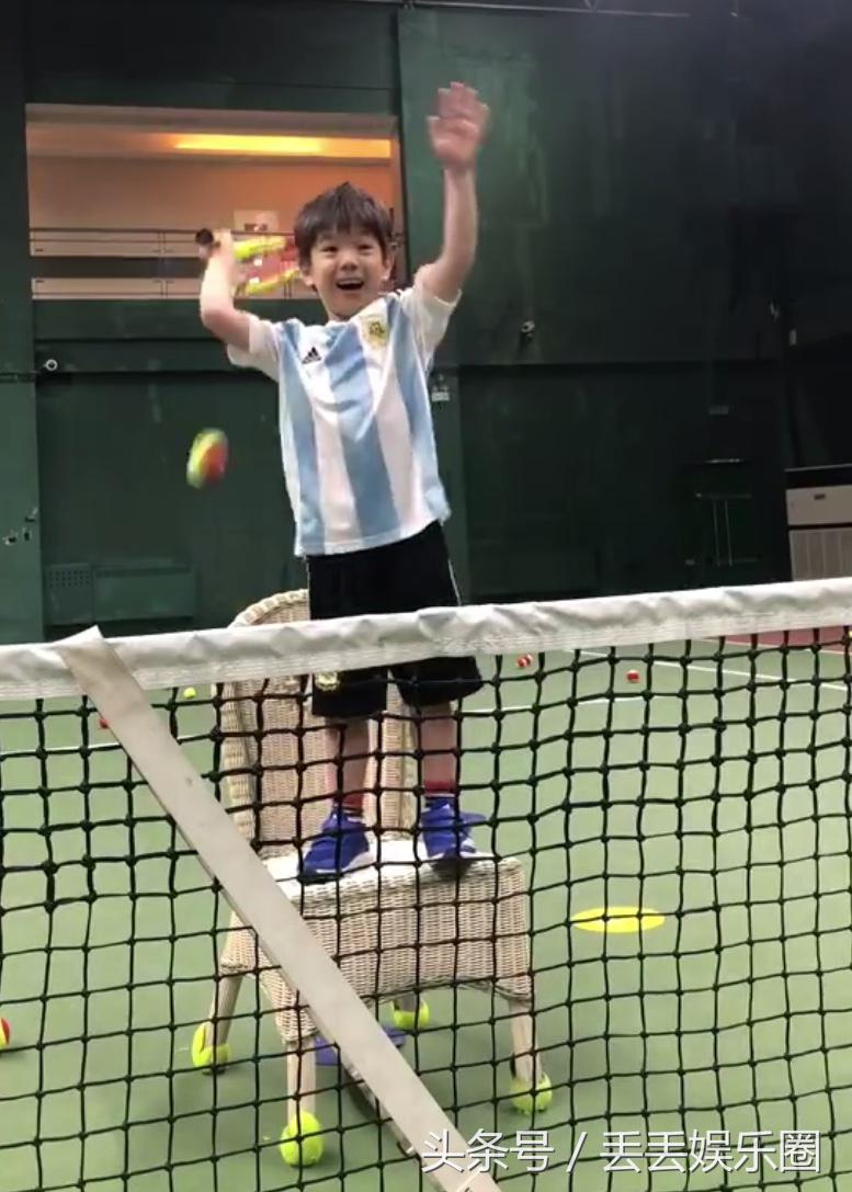 霍思燕带嗯哼看足球比赛,霍思燕嗯哼玩套圈