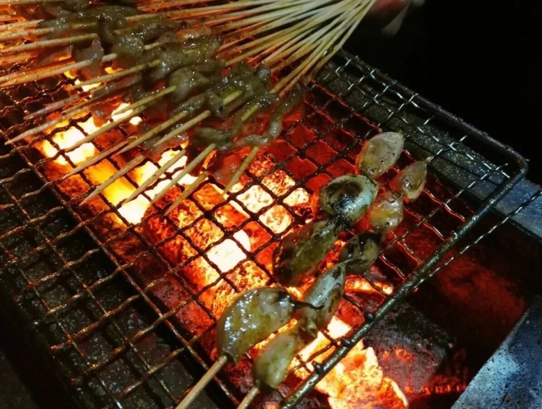 路边烧烤摊怎么挣钱,夜市烧烤摊一年真实利润揭秘