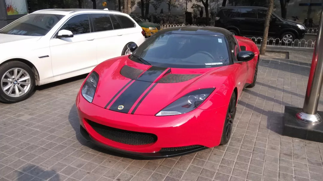 绝色超跑倾城“红”颜