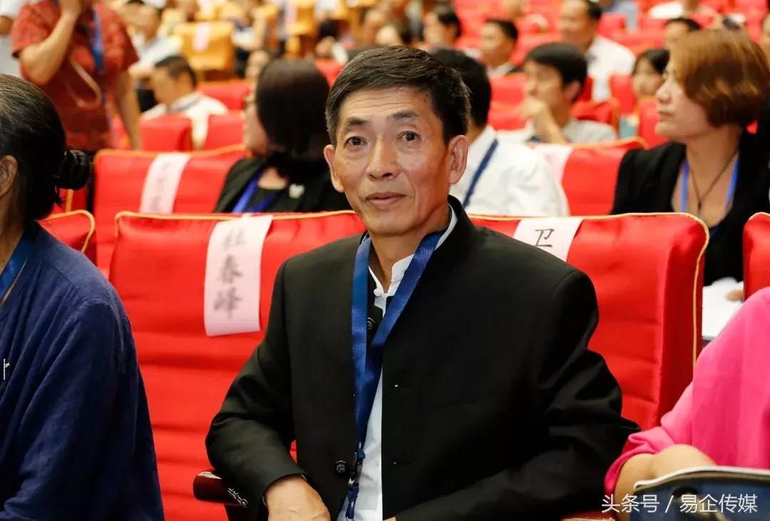 龙润茶技术总工卫宗成荣获“普洱茶传承工艺大师”称号