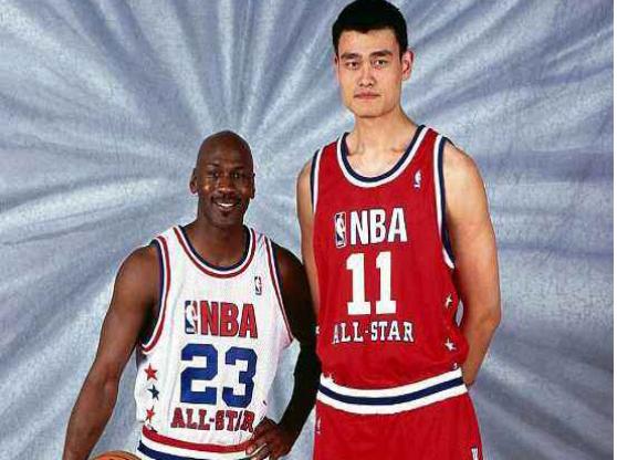 姚明艾弗森乔丹全明星,姚明和球星拍照