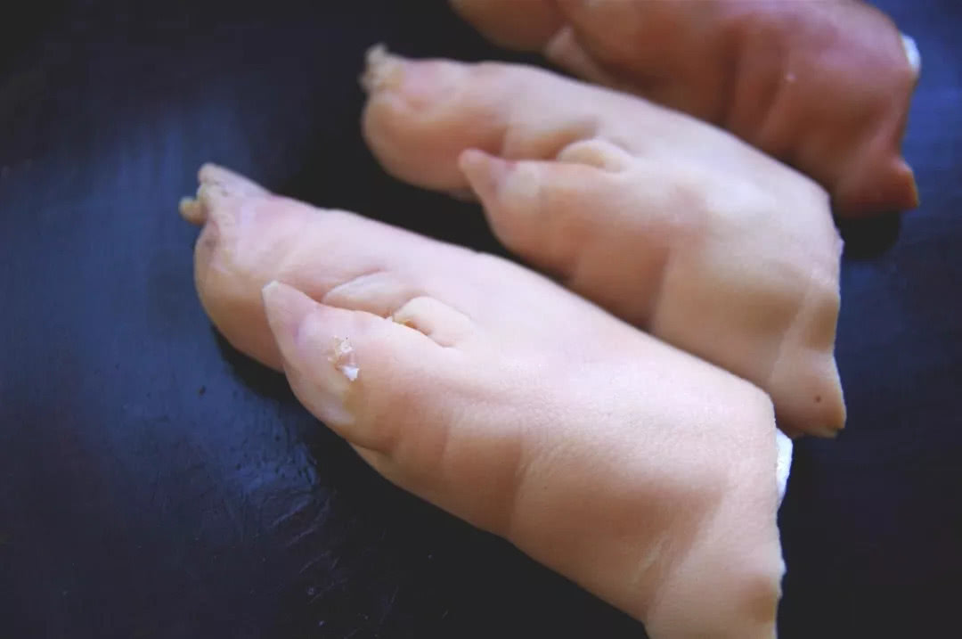 我们家的大猪蹄子，先烧再炖后烤，软而不烂，吃起来解恨又解馋！