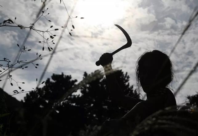 女子被绑架自救逃生小技巧,女生绑架自救逃生法