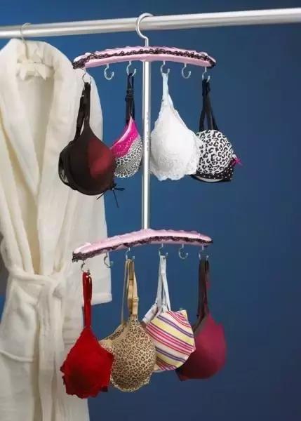 她在衣柜里系了根鞋带，衣柜竟然瞬间大一倍！