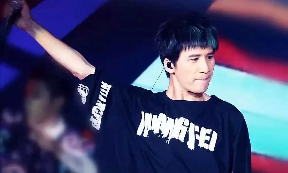 放过大张伟吧，他都35了，早就不是摇滚少年了