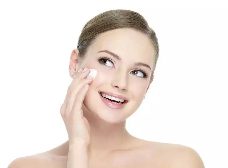 泰国vc爽肤水真的能美白吗,泰国VC化妆水补水保湿